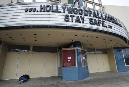 Con un letrero de "Estén Seguros" el popular teatro Hollywood Palladium, mantiene sus puertas cerradas hasta nuevo aviso, tras la medida estatal que prohibió el funcionamiento de centros de entretenimientos en la ciudad.