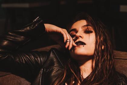 Con un look oscuro, <b><a href="https://www.univision.com/temas/sofia-castro" target="_blank">Sofía Castro</a> </b>será Kenia en El Dragón.