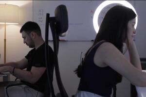  Anisa Mirza y Uros Miljkovic trabajando desde su apartamento en Brickell.