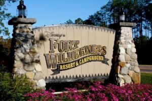 La zona del campamento es amplia y aislada, lo que reduce la visibilidad del personal del resort.