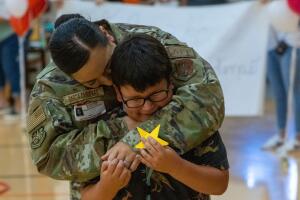 veterana mamá reencuentro hijo escuela Texas