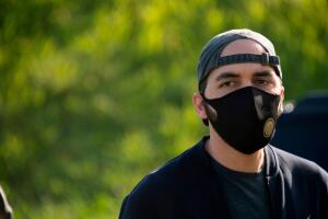Presidente de El Salvador, Nayib Bukele, usando mascarilla.