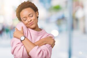 mujer-abrazandose-amor-propio.jpg