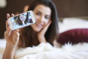Sua selfie não sai perfeita? Veja erros de beleza que estão te sabotando na foto