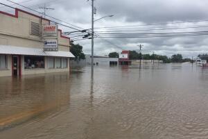 Inundaciones en el centro de Texas provocan la evacuación de decenas de personas