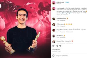 Cruz Contreras sosteniendo su Premio Oscar