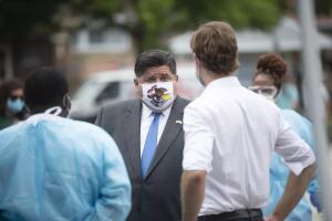 El gobernador de Illinois J.B. Pritzker busca que el uso de la mascarilla se convierta en una norma durante la pandemia de coronavirus.