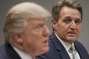 El senador republicano por Arizona, Jeff Flake, mira al presidente Donald Trump en una reunión en la Casa Blanca el 5 de diciembre de 2017. 