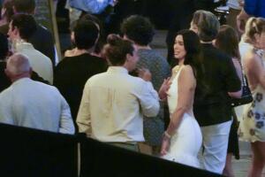 Dua Lipa y Callum Turner fiesta en Sicilia