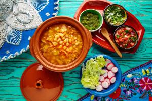plato_pozole_rojo_comida_mexicana.jpg