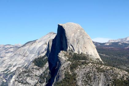 <b>El <a href="https://www.nps.gov/yose/index.htm" target="_blank">Parque Nacional Yosemite</a> es una de las principales atracciones del Valle Central y uno de los nueve Parques Nacionales que existen en California</b>. Desde el 5 de junio, el Parque inició
<b><a href="https://www.univision.com/local/fresno-kftv/parque-nacional-yosemite-reabre-sus-puertas-este-viernes-en-medio-de-cambios-para-sus-visitantes">la reapertura gradual del recinto </a></b>permitiendo el acceso para quienes ya cuentan con un permiso para las áreas
<b>Yosemite Wilderness y Half Dome. </b>
<br>El resto del Parque será abierto próximamente, pero de todos modos se aplicarán
<b><a href="https://www.univision.com/local/fresno-kftv/parque-nacional-yosemite-planea-abrir-sus-puertas-pero-los-visitantes-deberan-realizar-reservaciones-video">varios cambios en la política de visitas</a></b>. Para más información,
<b><a href="https://www.nps.gov/yose/planyourvisit/covid19.htm" target="_blank">revisa actualizaciones aquí.</a></b>