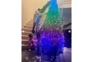 Georgina Rodríguez y sus hijos adornan su arbolito de Navidad, 2022 (1).png