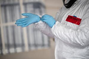 enfermera-usa-guantes-coronavirus.jpg