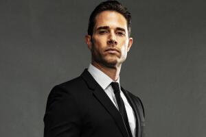 Sebastián Rulli llega a Univision con una serie llena de adrenalina, acción y amor que te atrapará de principio a fin.