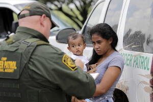 Una madre hondureña, con su hija de 1 año, se entrega a un agente de la Patrulla Fronteriza en McAllen, Texas. 
