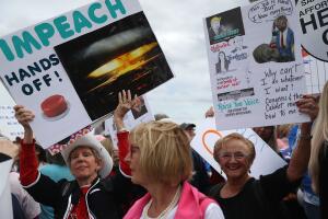 Protesta mujeres sábado mar a lago
