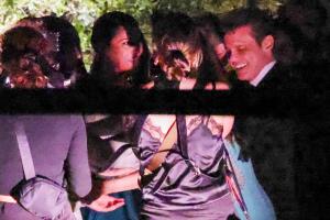 Según la revista Quién, Luis Miguel acudió a la boda de su hija Michelle Salas vistiendo un traje oscuro Tom Ford. 