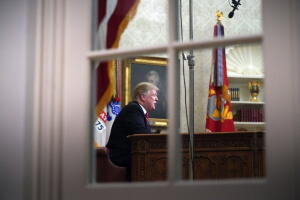Presidente Donald Trump en la Oficina Oval ofrece su mensaje a la nación.