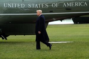 Donald Trump antes de salir de la Casa Blanca para pasar las vacaciones de Navidad en su finca Mar-a-lago en Palm Beach, Florida.