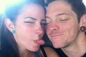 Daniel Williams junto a su prometida Hannah Ray.