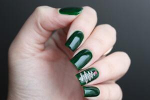 Diseño minimalista para un nail art navideño en uñas cortas