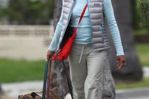 Doria Ragland paseando perros LA