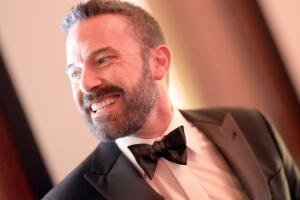 Ben Affleck sí estuvo presente en los Golden Globes 2024 y dejó que su esposa desfilara sola en la alfombra roja.