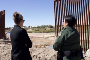 Katie Hobbs firma orden para movilizar a la Guardia Nacional en la frontera sur