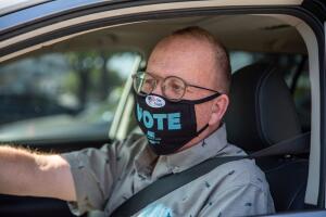 Un elector acude a un centro de votación anticipada el 13 de octubre del 2020 en Austin, Texas.