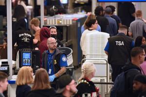 Sindicato AFGE Local 556 compra y distribuye alimentos a colegas afectados en Florida Central.