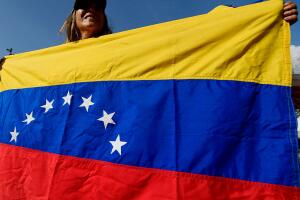 Opositora con bandera de Venezuela