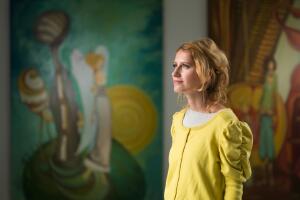 mujer_en_el_museo.jpg