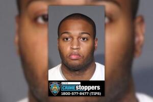 La Policía de Nueva York busca información del público sobre un individuo arrestado por intercambiar mensajes inapropiados con un exalumno adolescente.