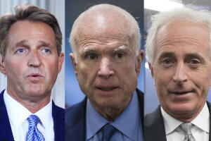 Los senadores Jeff Flake, John McCain y Bob Corker