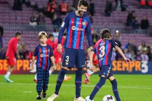 Gerard Piqué y sus hijos en su despedida del Barcelona