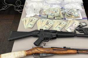 Drogas, armas y dinero en efectivo: allanamiento en Phoenix.