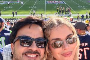 Luis Fonsi y su esposa en el Super Bowl 2026