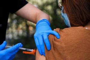 Se estima que el 44% de la población de Arizona no está vacunada contra el covid-19, por lo que médicos responden algunas de las dudas más frecuentes, buscando que más personas se inmunicen.