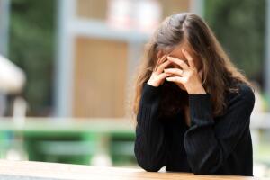 Mujer sosteniendo su cabeza