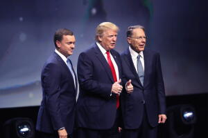 Donal Trump con la NRA