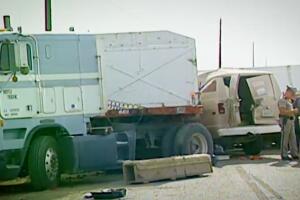 Así fue como la van se impactó con el remolque del tráiler el 9 de agosto de 1999, en Cinco Puntas.