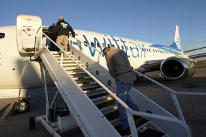 Inmigrantes que ingresaron ilegalmente a EEUU son deportados en un vuelo a El Salvador por la Oficina de Inmigración y Control de Aduanas (ICE) en Houston. Una oscura división de ICE opera cientos de vuelos cada año para expulsar indocumentados.