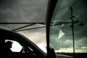 Cómo sobrevivir a un tornado en tu carro