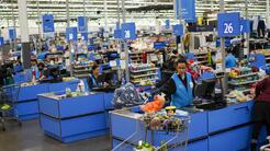Qué hay detrás de las ofertas y los precios bajos para el verano de empresas como Target, Walmart y McDonald's 