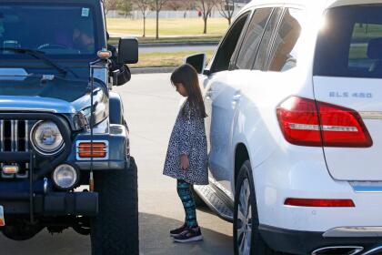 <b>“Encuéntrame en el jeep”.</b> Stephen Tilley, un sacerdote católico, confiesa desde su auto en Draper, Utah. En la foto la pequeña de 8 años Lily Werner, durante su confesión el 22 de marzo.