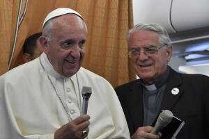El Papa Francisco declara en el avión