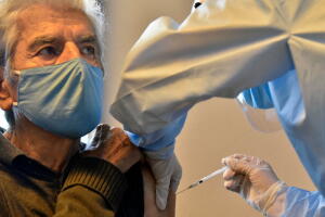Expertos opinan sobre si la tercera dosis de la vacuna contra el coronavirus debería ser solo para los mayores de 65 años así como lo recomienda la FDA.