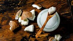 El secreto de belleza de las famosas es el aceite de coco: así lo usan en la piel y el pelo