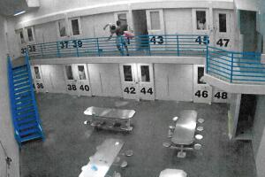 Una cámara de seguridad captó el momento en el que Micky Payne arrojó a Mark Spratt sobre el barandal en el centro de detención Cois M. Byrd.