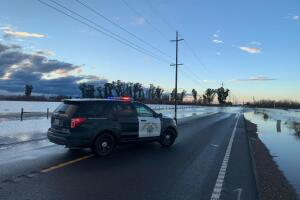 La Patrulla de Caminos de California informó del cierre de la Autopista 59.